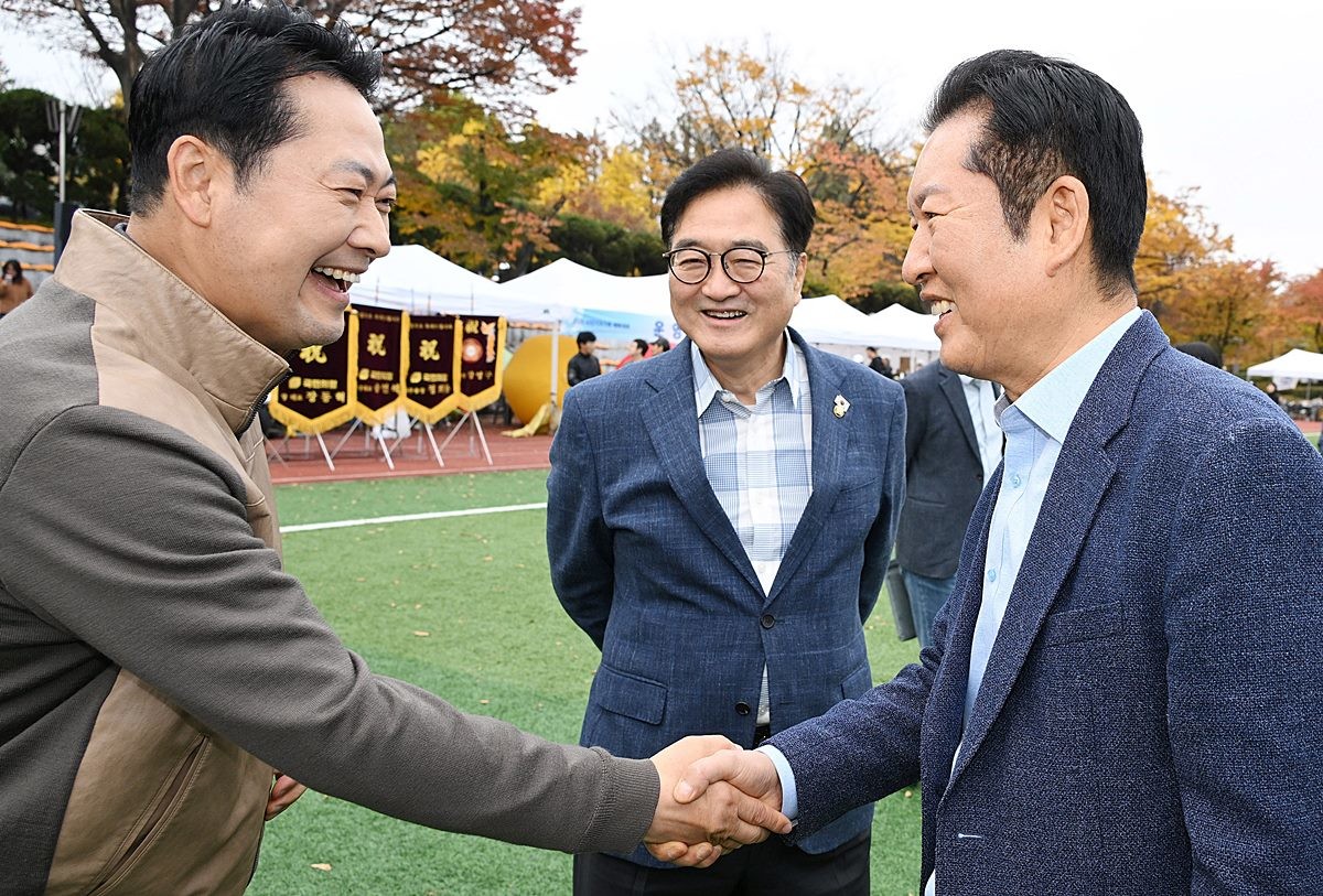 우원식 국회의장과 정청래 더불어민주당 대표, 장동혁 국민의힘 대표가 8일 서울 여의도 국회운동장에서 한국사진기자협회 주최로 열린 '2025 사진기자 가족 체육대회'를 방문해 인사하고 있다. / 뉴스1