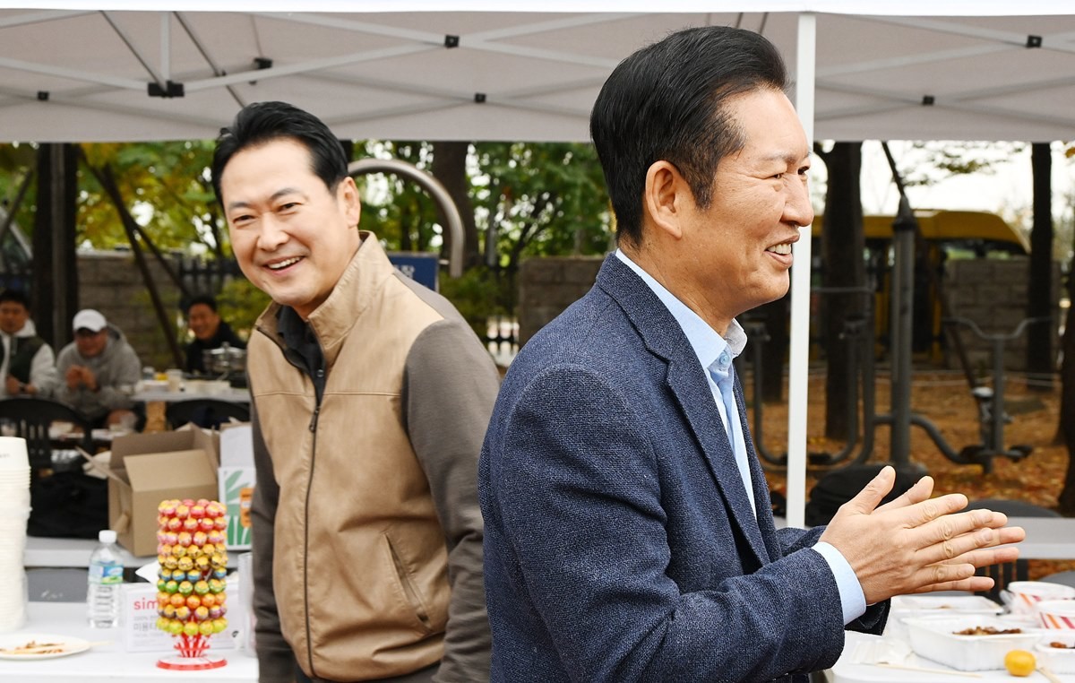 정청래 더불어민주당 대표(오른쪽)와 장동혁 국민의힘 대표가 8일 서울 여의도 국회운동장에서 한국사진기자협회 주최로 열린 '2025 사진기자 가족 체육대회'를 방문해 인사하고 있다. / 뉴스1