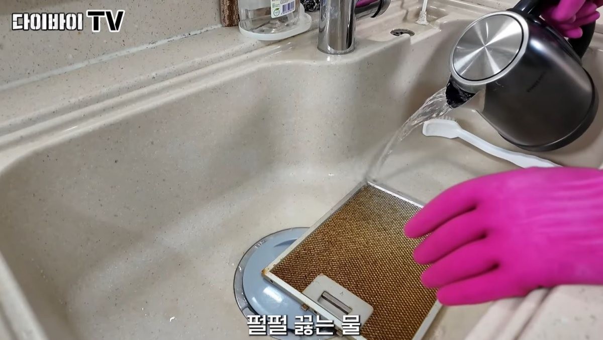 유튜브 채널 '다이바이TV' 영상 장면 중 일부. 끓는 물이 필터에 부어지고 있다. / 유튜브 '다이바이TV'