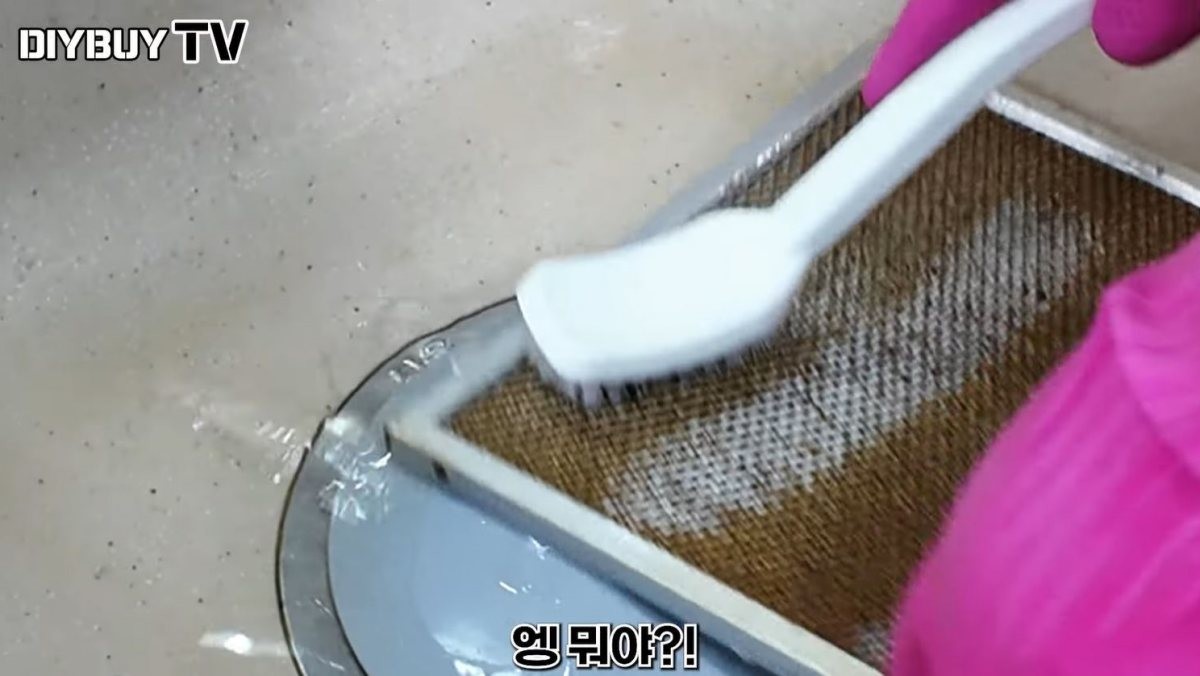유튜브 채널 '다이바이TV' 영상 장면 중 일부. 끓는 물만으로 쉽게 닦이는 필터 모습. / 유튜브 '다이바이TV'