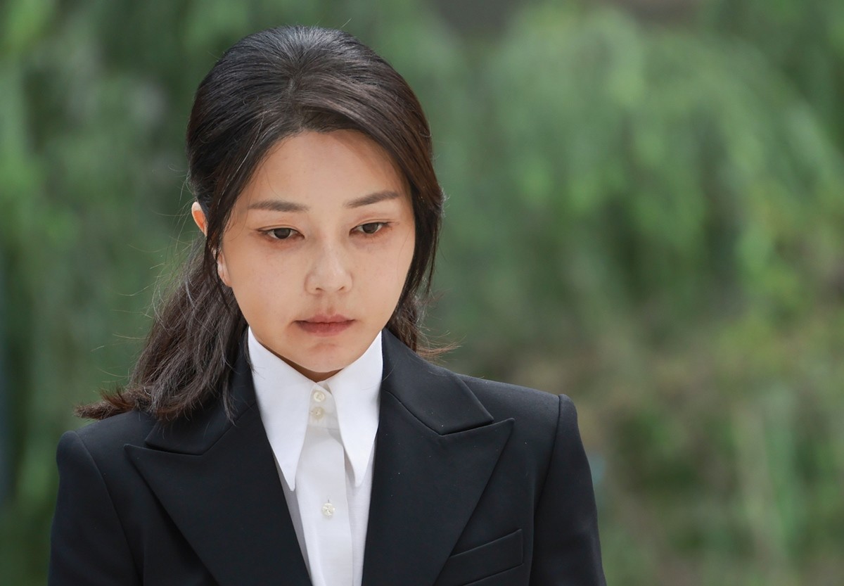 김건희 여사 자료 사진. 김기현 국민의힘 의원이 민중기 특별검사팀이 윤석열 전 대통령 부부 자택에서 압수한 로저비비에 클러치백과 관련해 '제가 2023년 3월 당 대표로 당선된 후 아내가 김건희 여사에게 클러치백 1개를 선물한 사실이 있다'라고 밝혔다. 김건희 여사 변호인단은 이날 입장문을 내고 '당시 신임 여당 대표 측에서 대통령 배우자에게 인사를 전하고자 100만 원대 클러치백을 전달한 사실이 있다'라고 밝혔다. 그러면서도 '사회적·의례적 차원의 선물로 어떠한 청탁도 없었다'라며 대가성을 부인했다. / 연합뉴스