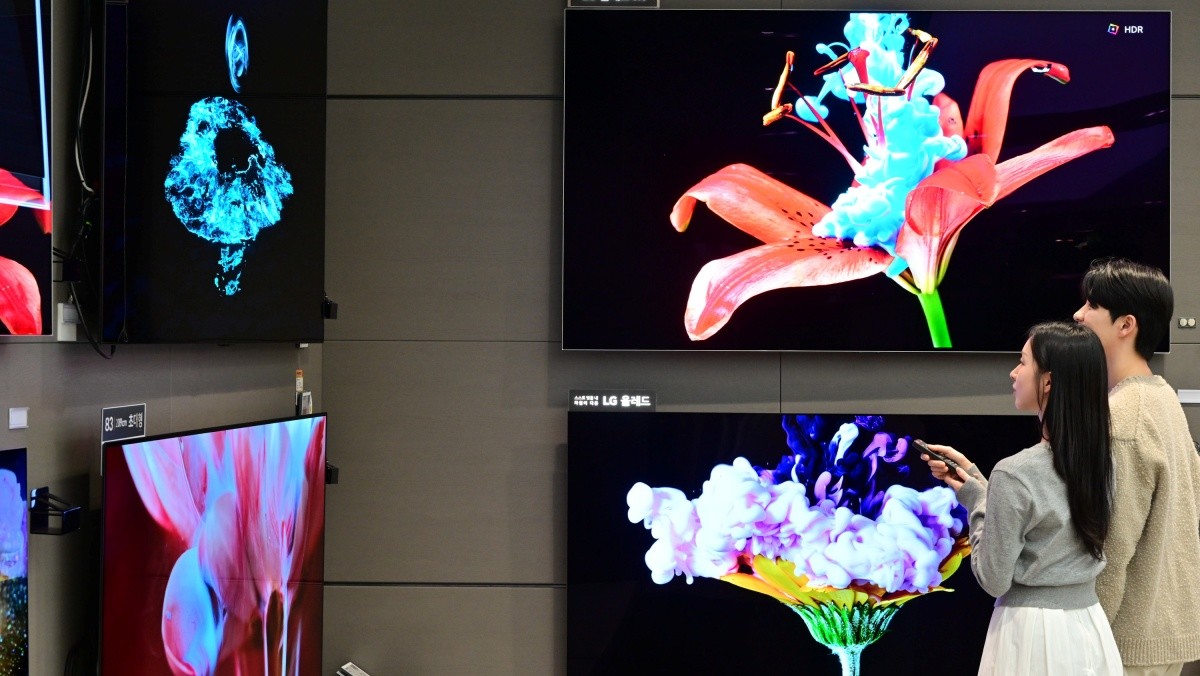 모델이 LG전자 올레드 에보 신제품을 감상하는 모습. / LG전자 제공 - 뉴스1