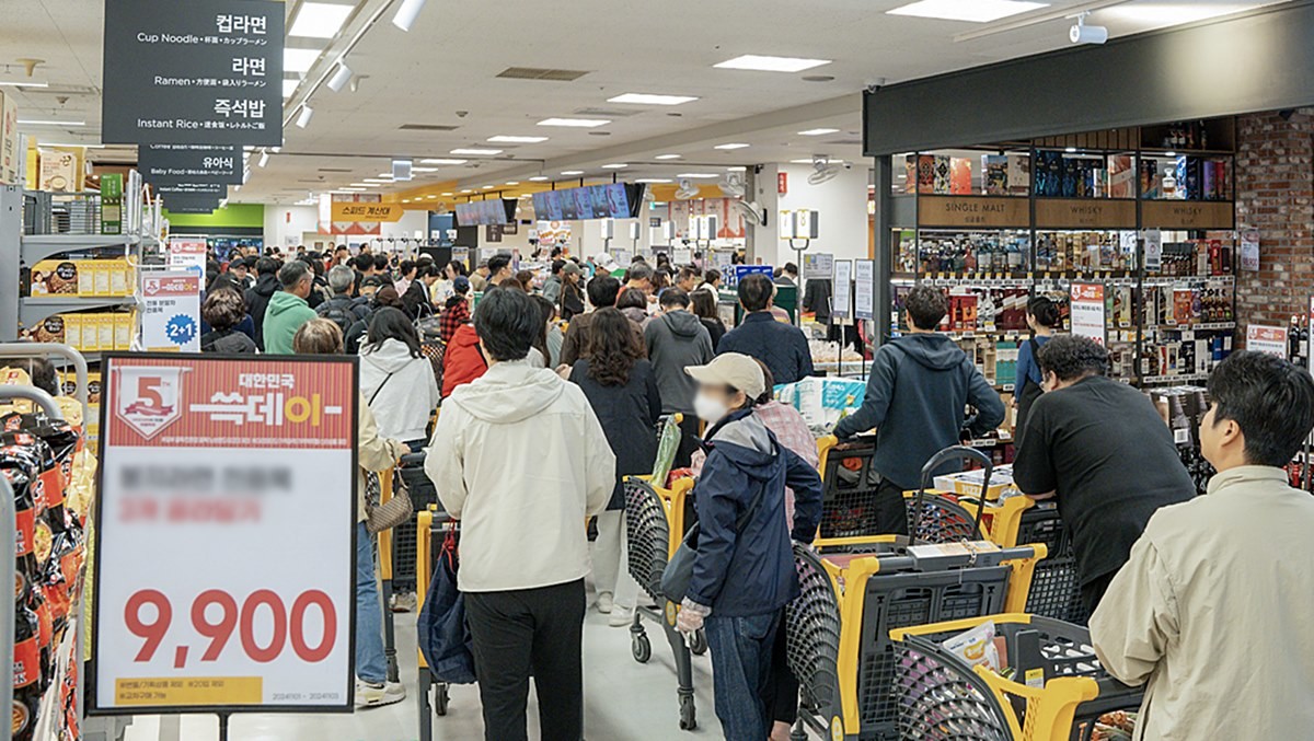 이마트 '쓱데이' 행사가 벌어진 서울 용산구 이마트 용산점에서 고객들이 결제를 기다리며 줄을 서 있다. 기사 이해를 돕기 위한 자료 사진 / 이마트 제공