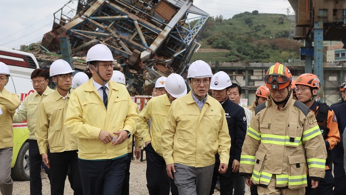 울산화력발전소 보일러 타워 붕괴현장 찾은 김민석 총리 / 뉴스1