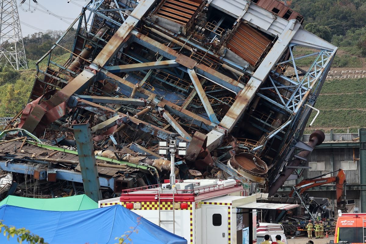 구조 작업에 난항을 겪고 있는 울산화력발전소 붕괴 현장 / 뉴스1