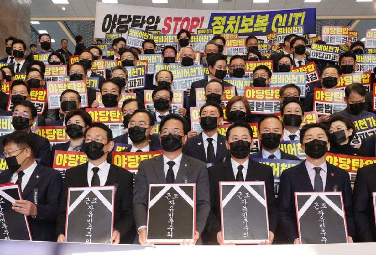 장동혁 국민의힘 대표, 송언석 원내대표 등 의원들이 지난 4일 서울 여의도 국회에서 야당 탄압 규탄대회를 하고 있다. / 연합뉴스