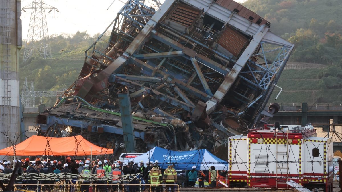울산 남구 용잠동 한국동서발전 울산발전본부 울산화력발전소에서 60m 높이 보일러 타워가 무너져 2명이 구조되고 7명이 매몰된 것으로 추정된다. / 연합뉴스