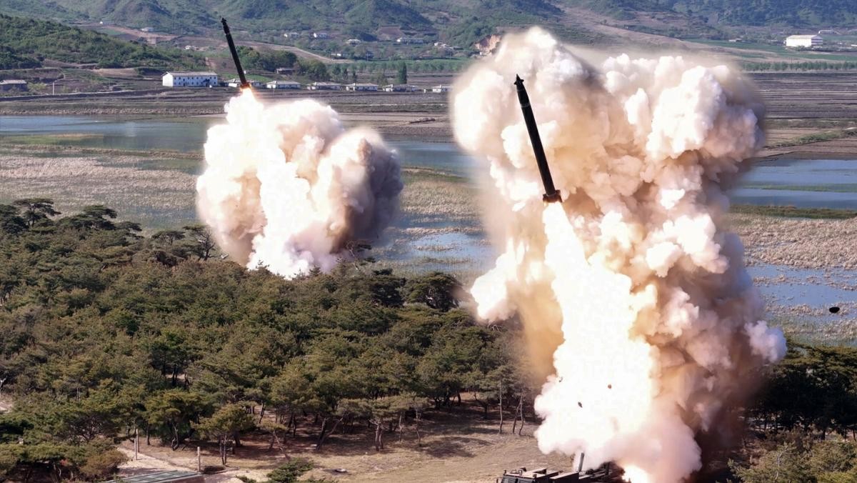 김정은 북한 노동당 총비서가 지난 5월 진행된 장거리포 및 미사일체계 합동타격훈련을 지도했다고 당 기관지 노동신문이 보도했다. / 뉴스1