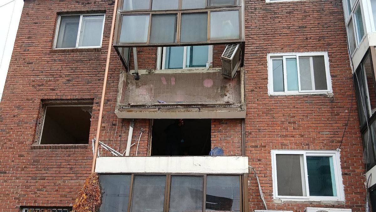 전북 전주시 덕진구의 한 빌라에서 발코니가 무너져 리모델링 공사를 돕던 50대 작업자가 숨졌다.  / 전북특별자치도 소방본부 제공-연합뉴스