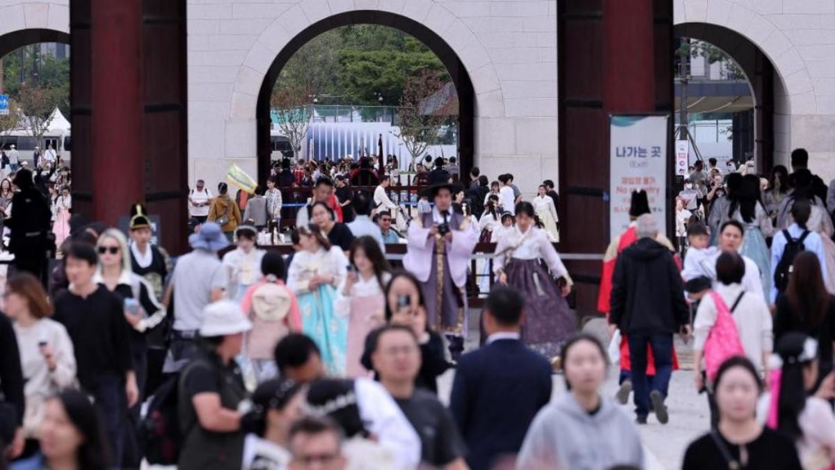 서울 경복궁이 시민들과 외국인관광객들로 북적이고 있다. / 뉴스1