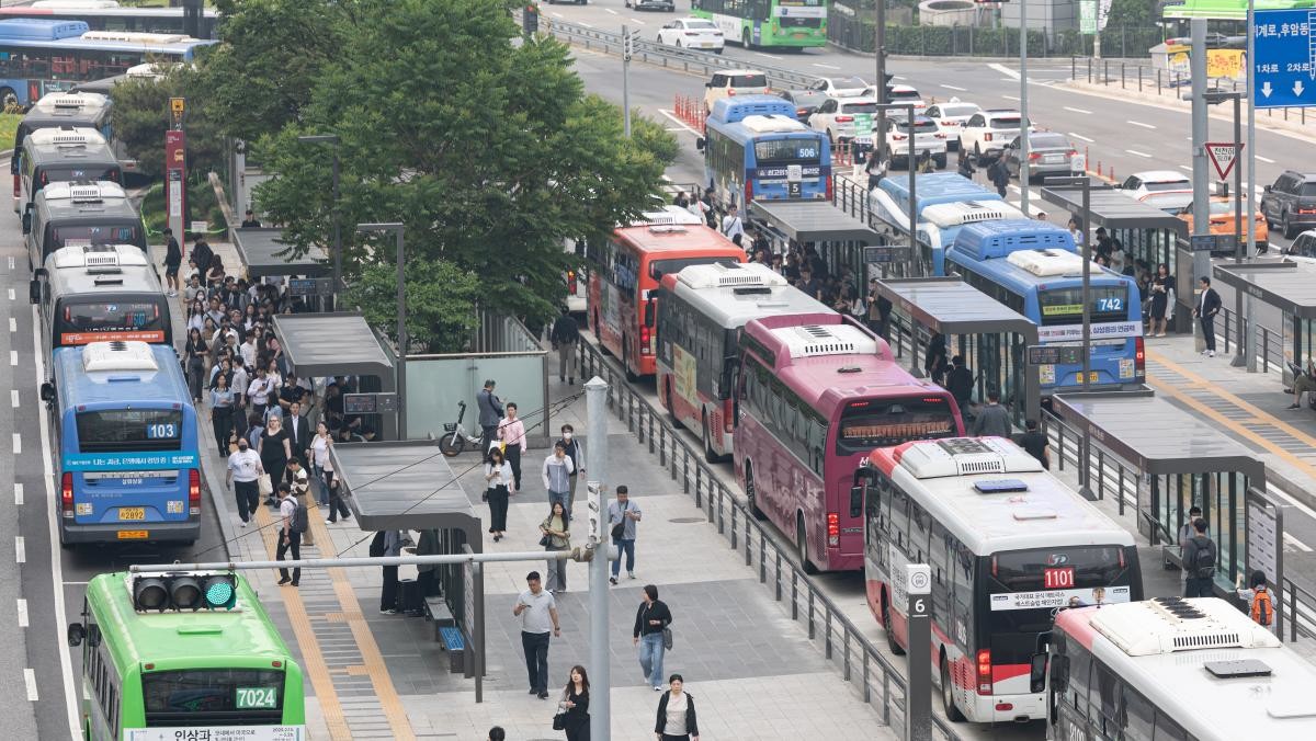 서울역 환승센터에서 버스가 오가고 있다. / 뉴스1