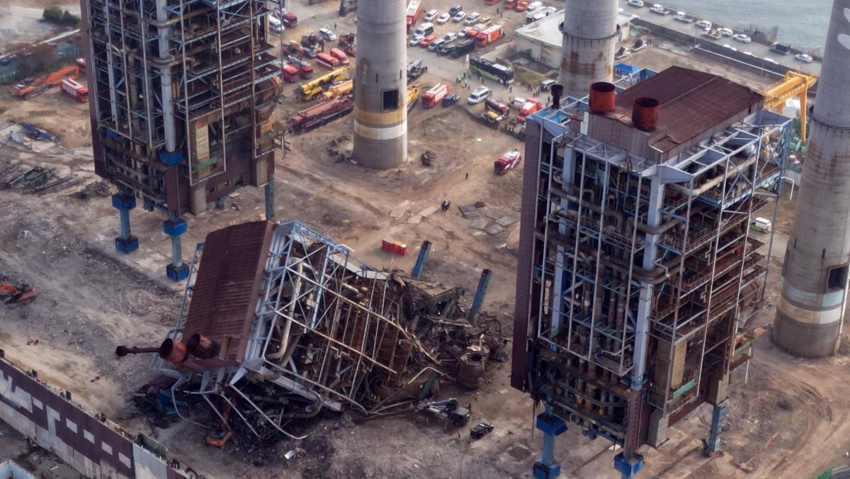 지난 7일 울산 남구 동서발전 울산화력발전소 보일러 타워 붕괴현장에서 소방대원들이 매몰자 수색 및 구조작업을 벌이고 있다. / 뉴스1