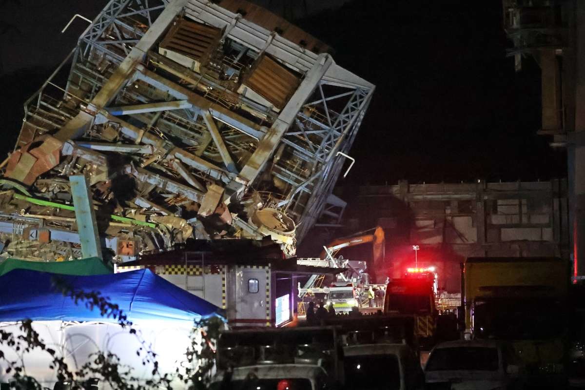 지난 7일 새벽 울산 남구 동서발전 울산화력발전소 보일러 타워 붕괴현장에서 소방대원들이 매몰자 수색 및 구조작업을 벌이고 있다. / 뉴스1