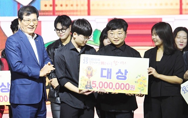 올해 처음으로 개최된 서바이벌 경연 ‘국향 끼스타를 찾아라’가 8일, 대망의 결선 무대를 끝으로 성황리에 막을 내렸다. 수많은 참가자 가운데 초대 챔피언의 영예는 감미로운 재즈 선율을 선보인 '마이스틱' 팀에게 돌아갔다. 이상익 함평군수가 대상 수상팀과 기념촬영을 하고 있다.  / 노해섭 기자