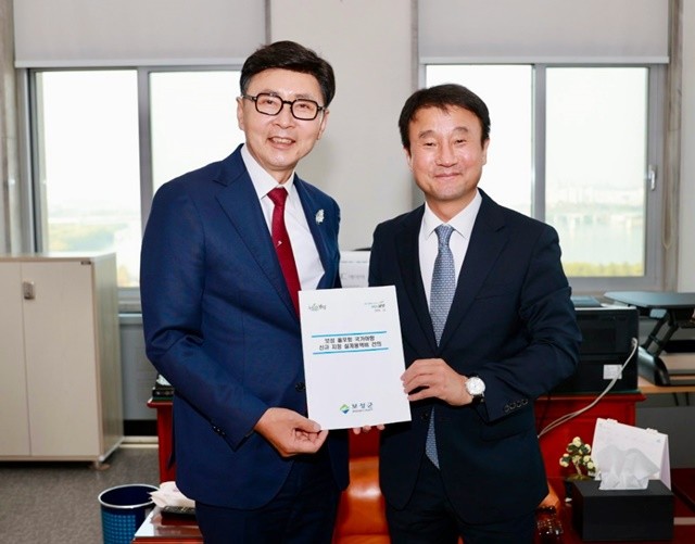 김철우 보성군수(왼쪽)와 한병도 예산결산특별위원장(오른쪽)이 기념촬영을 하고 있다.