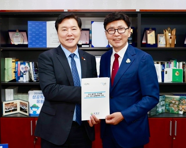 김철우 보성군수(오른쪽)와 조계원 예결위원(왼쪽) 이 기념촬영을 하고 있다.