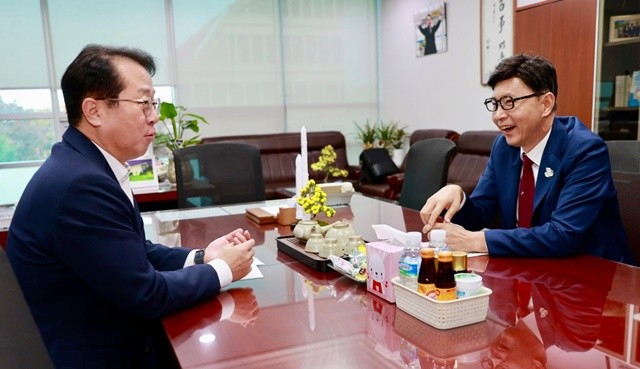 김철우 보성군수(오른쪽)가 국회에서 문금주 의원(왼쪽)을 만나 보성군 주요 현안사업 국비 지원을 건의하고 있다.