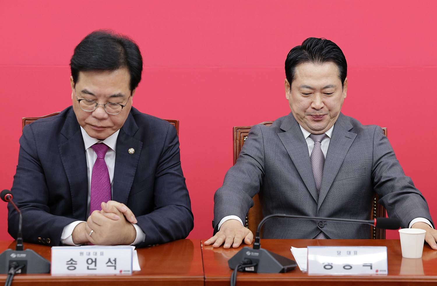 장동혁 국민의힘 대표(오른쪽)와 송언석 원내대표가 9월 4일 오전 서울 여의도 국회에서 열린 최고위원회의에서 생각에 잠겨 있다. / 뉴스1