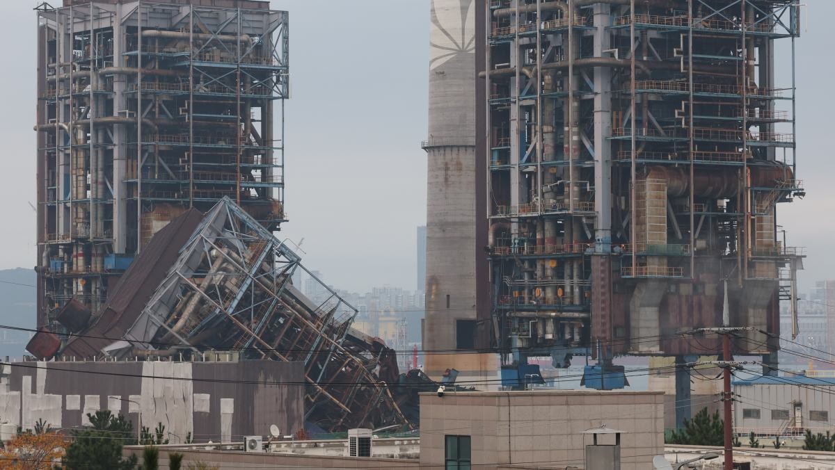한국동서발전 울산발전본부 울산화력발전소 사고 나흘째인 9일 무너진 보일러 타워 5호기 양옆으로 4·6호기가 위태롭게 서 있다. / 연합뉴스