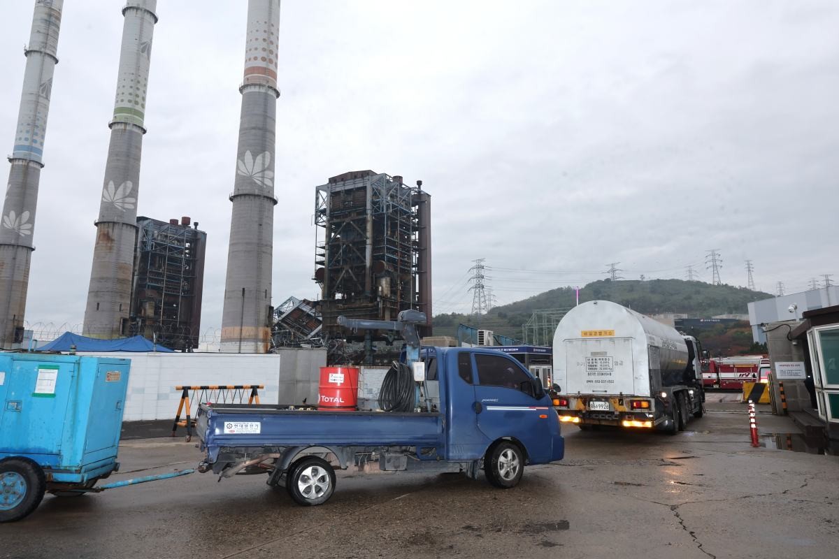 한국동서발전 울산발전본부 울산화력발전소 보일러 타워 붕괴 사고 나흘째인 9일 사고 현장으로 화물 관련 차량이 드나들고 있다. / 연합뉴스