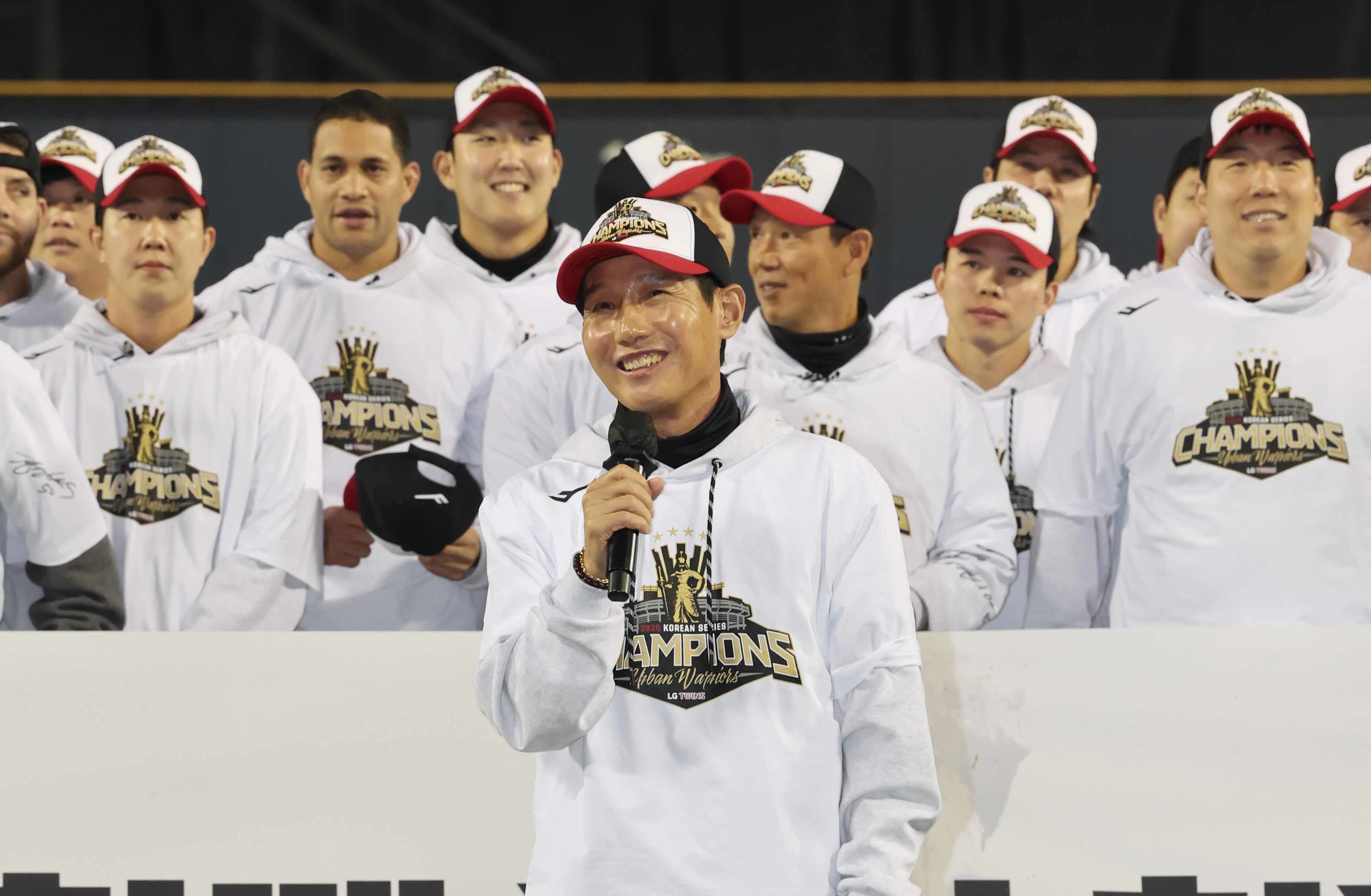 염경엽 LG 트윈스 감독이 1일 서울 송파구 잠실야구장에서 열린 프로야구 2025 한국시리즈 우승 세리머니 팬 감사 행사 '더 리턴 오브 챔피언스'(The Return of Champions)'에서 팬들에게 감사 인사를 전하고 있다. / 뉴스1