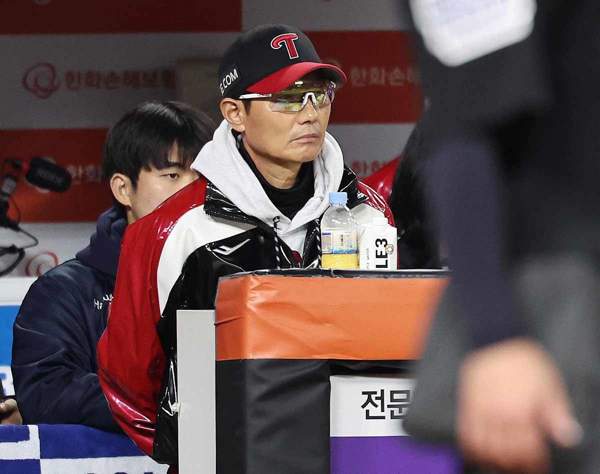 10월 30일 오후 대전 한화생명볼파크에서 열린 프로야구 2025 신한 SOL뱅크 KBO 한국시리즈 4차전 LG트윈스와 한화 이글스의 경기에서 염경엽 LG 감독이 경기를 지켜보고 있다. / 뉴스1