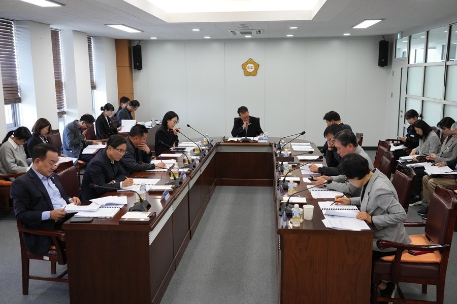 영천시의의회 의원 및 집행부 관계 부서장이 참석한 가운데 전체 의원 정례간담회가 열리고 있다. / 영천시의회 제공