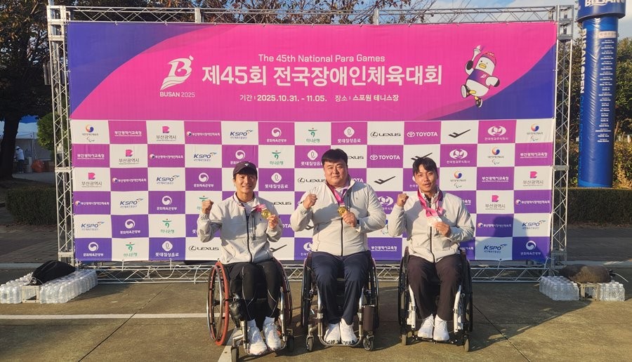 전국장애인체전 7연패를 달성한 대구 달성군 휠체어테니스단 선수들이 기념촬영을 하고 있다.(왼쪽부터 한성봉, 오상호, 조수환 선수) / 대구 달성군 제공