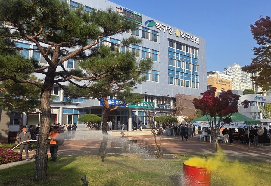 대구 북구청 광장에서 침산119안전센터 합동 소방훈련이 진행되고 있다. / 대구 북구청 제공