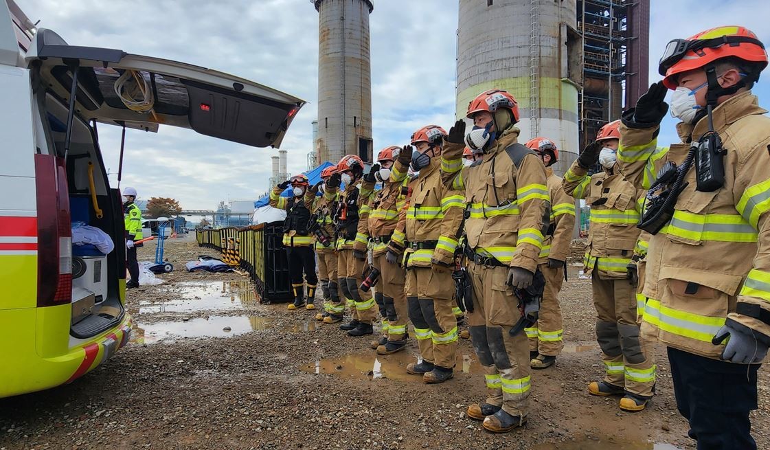 한국동서발전 울산화력발전소 보일러타워 붕괴 사고 나흘째인 9일 소방대원들이 매몰자의 시신을 수습한 뒤 거수 경례를 하고 있다. / 울산소방본부