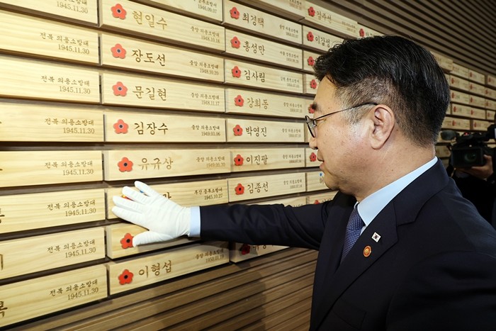 윤호중 행정안전부 장관이 6일 소방의 날 기념식을 맞아 소방청에서 순직 소방관 추모시설을 삺펴보고 있다. / 뉴스1