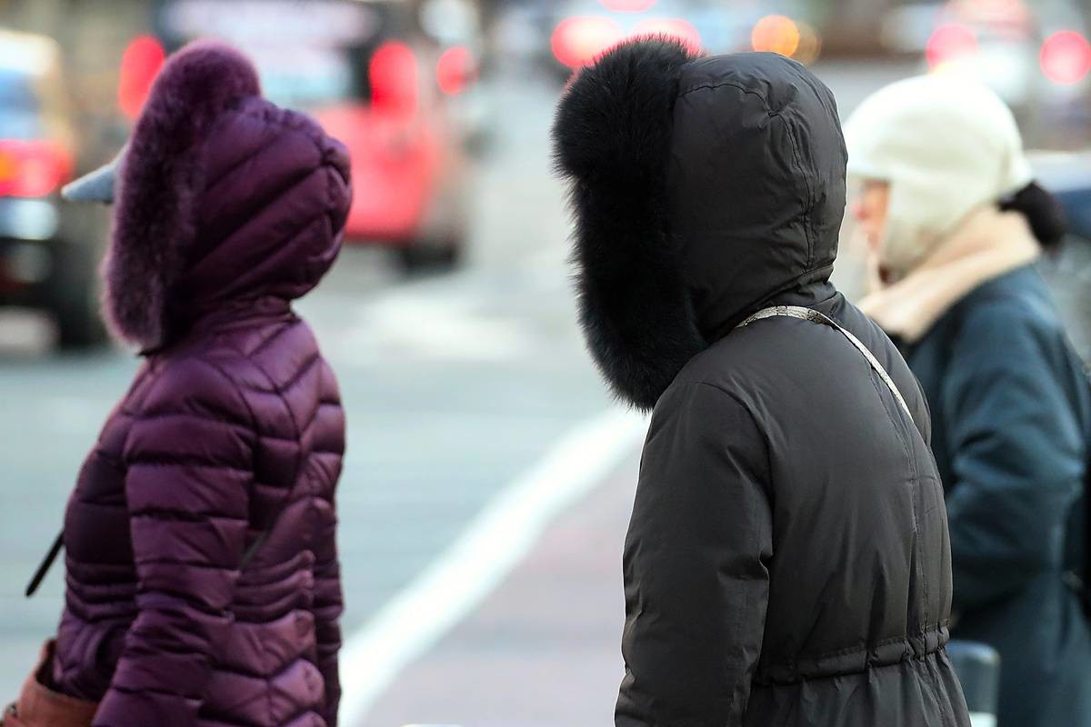 두꺼운 겨울 외투와 방한용품으로 중무장한 시민들이 발걸음을 재촉하고 있다 / 뉴스1