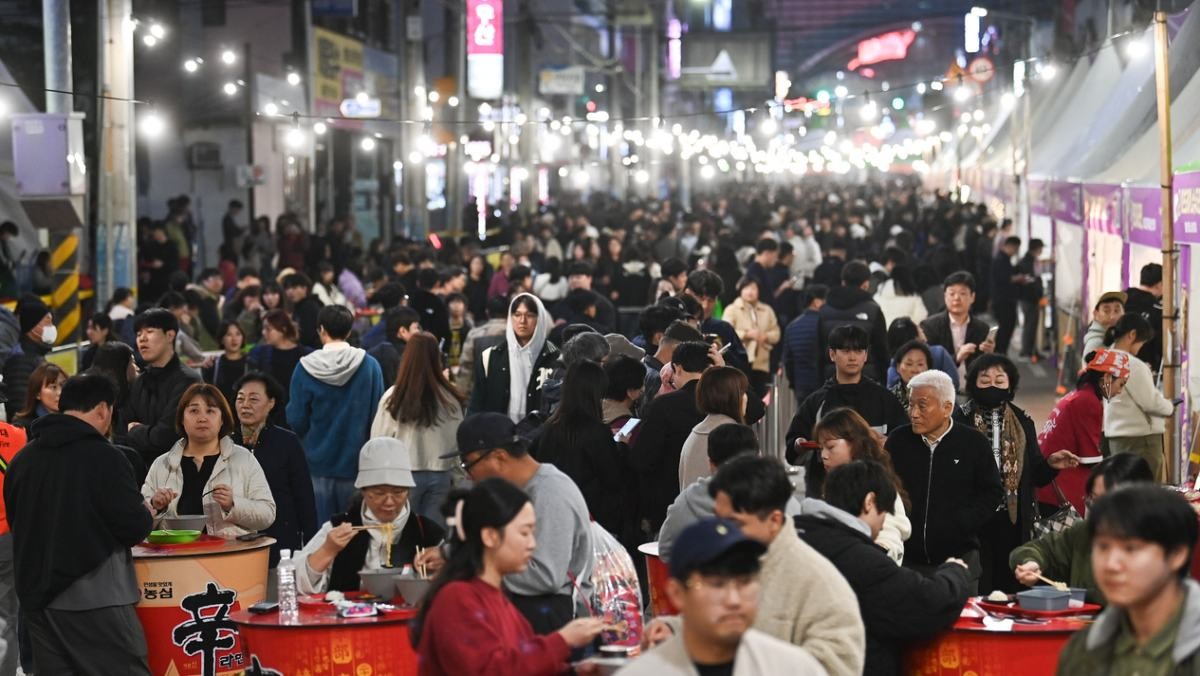 7일 오후 경북 구미시 구미역 일원에서 열린 ‘2025 구미라면축제’에 많은 인파가 찾아와 갓 튀긴 라면 요리를 맛보고 있다. 오는 9일까지 열리는 올해 축제는 셰프들이 갓 튀긴 25가지 창의적 요리를 맛볼 수 있다. / 구미시