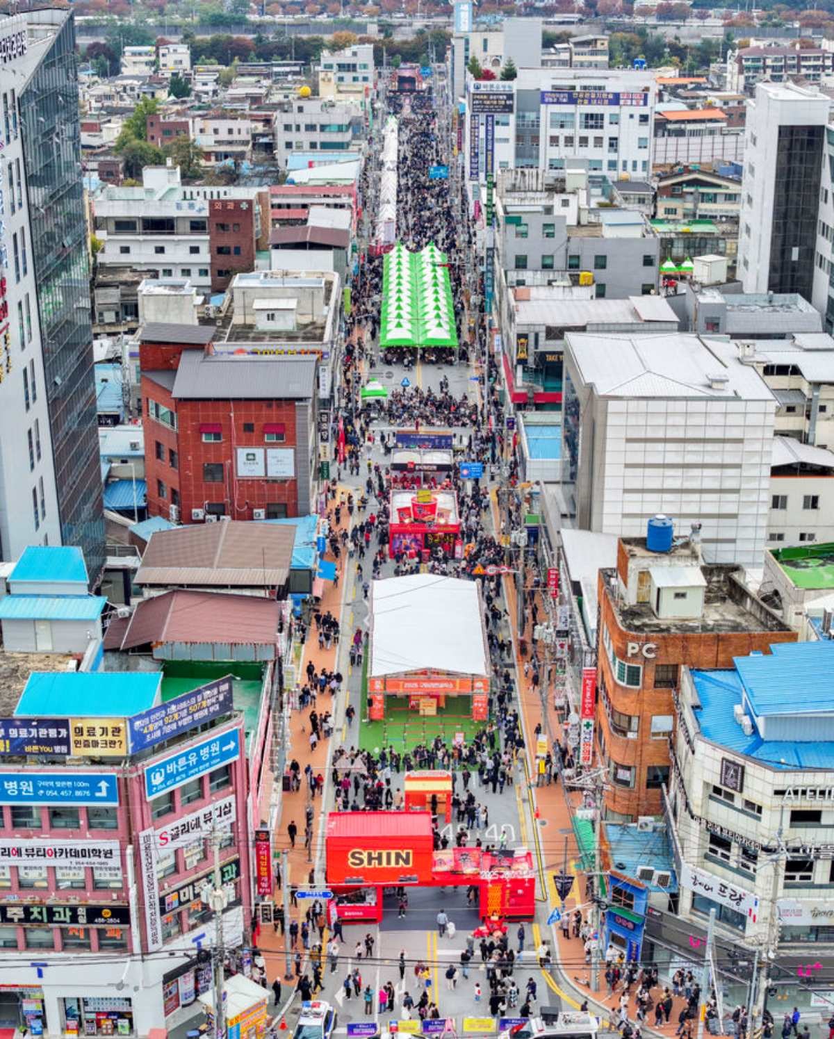 '2025 구미라면축제' 행사장인 구미역 일대가 전국에서 몰린 방문객들로 인산인해를 이루고 있다. 9일 구미시에 따르면 전날 기준 24만명이 행사장을 다녀 간 것으로 집계됐다.  / 구미시
