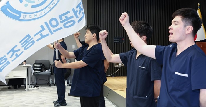 유청준 전국전공의노동조합 위원장과 집행부가 서울 용산구 대한의사협회에서 열린 전공의노조 출범식에서 노동조합 깃발을 흔들고 있다. / 뉴스1