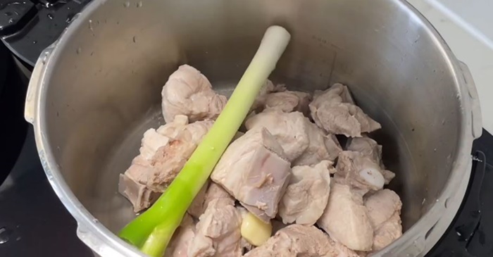 기름 걱정 없는 돼지고기 보양식