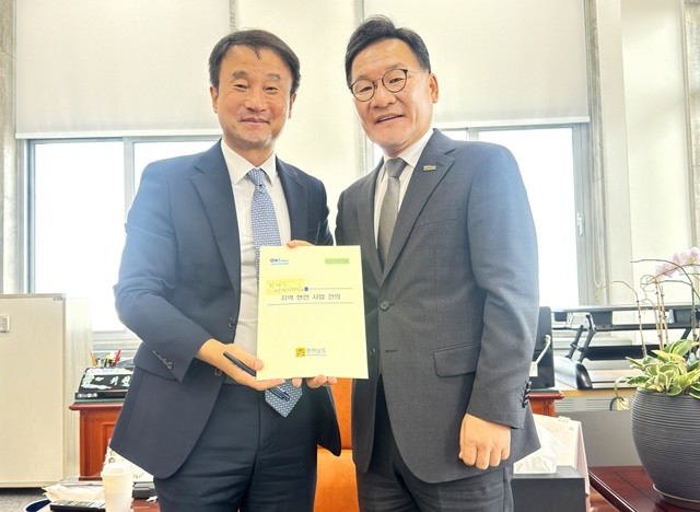 강위원 전남도경제부지사(오른쪽)가 한병도 예결위원장과 기념촬영을 하고 있다.