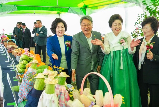 강기정 광주광역시장이 9일 오전 시청 야외음악당에서 열린 '제30회 농업인의 날' 빛고을 농업인 한마당에 참석해 지역 우수 농특산물 품평회장을 둘러보고 있다. /광주광역시 제공