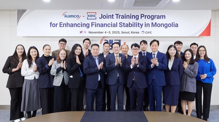 한국자산관리공사(캠코)와 예금보험공사(예보)가 몽골 금융당국 관계자들과 함께 금융안정성 강화를 위한 공동 연수를 진행했다. / 사진제공=캠코