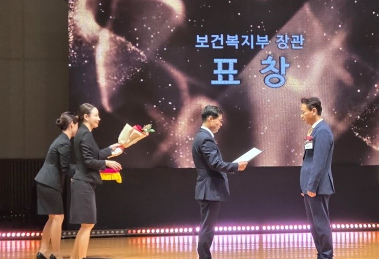 부산항만공사(BPA)가 지역사회와 함께한 꾸준한 사회공헌 활동의 결실을 맺었다. 공사는 11월 6일 열린 ‘제14회 대한민국 나눔국민대상’에서 보건복지부 장관 표창을 받았다. / 사진제공=부산항만공사