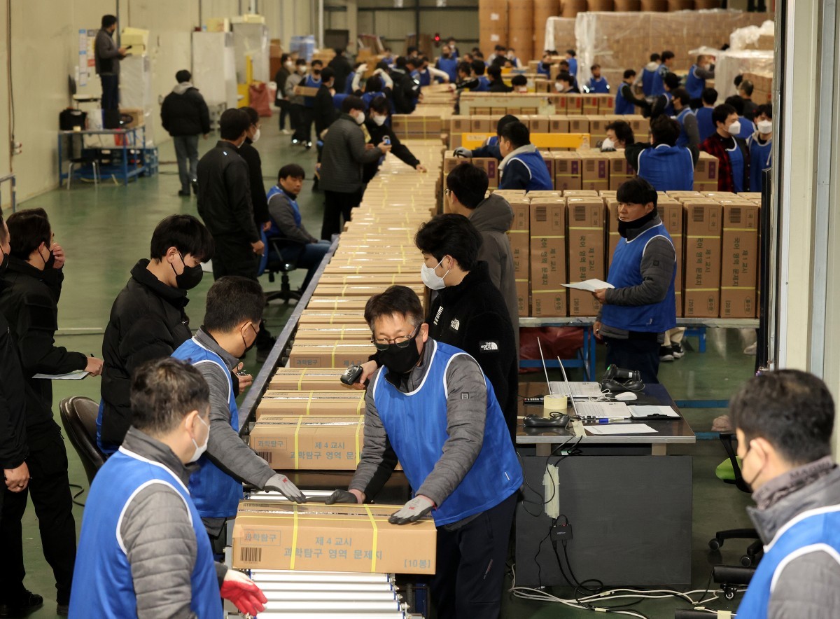 지난해 수능을 사흘 앞두고 인쇄공장에서 수능시험 문답지가 전국 시험지구로 배부되고 있다. 기사의 이해를 돕기 위한 사진. / 뉴스1