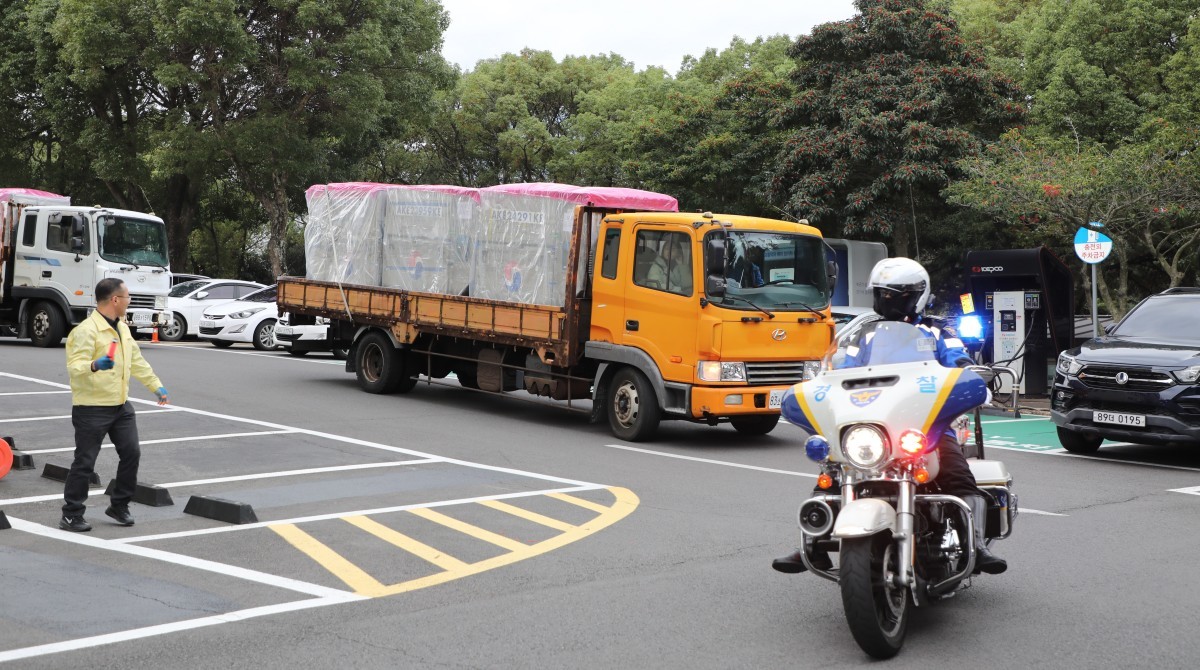 경찰 경호를 받는 수능 문답지. 기사의 이해를 돕기 위한 사진. / 뉴스1