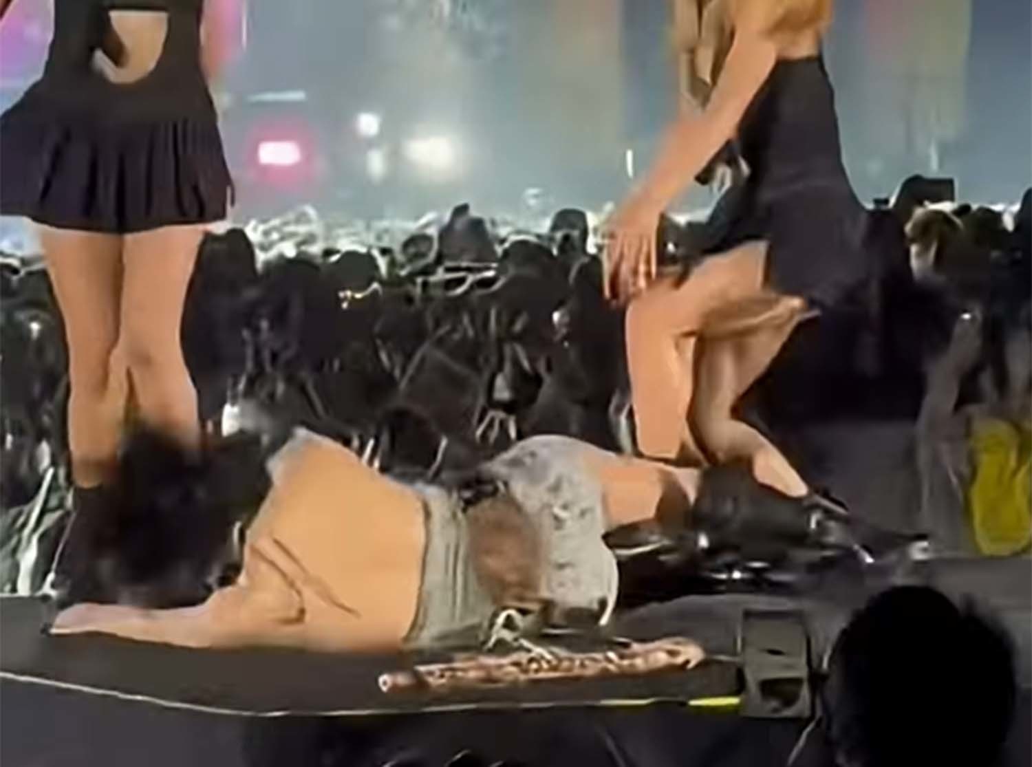 가수 현아가 마카오 공연 중 실신했다. / X 영상 캡처