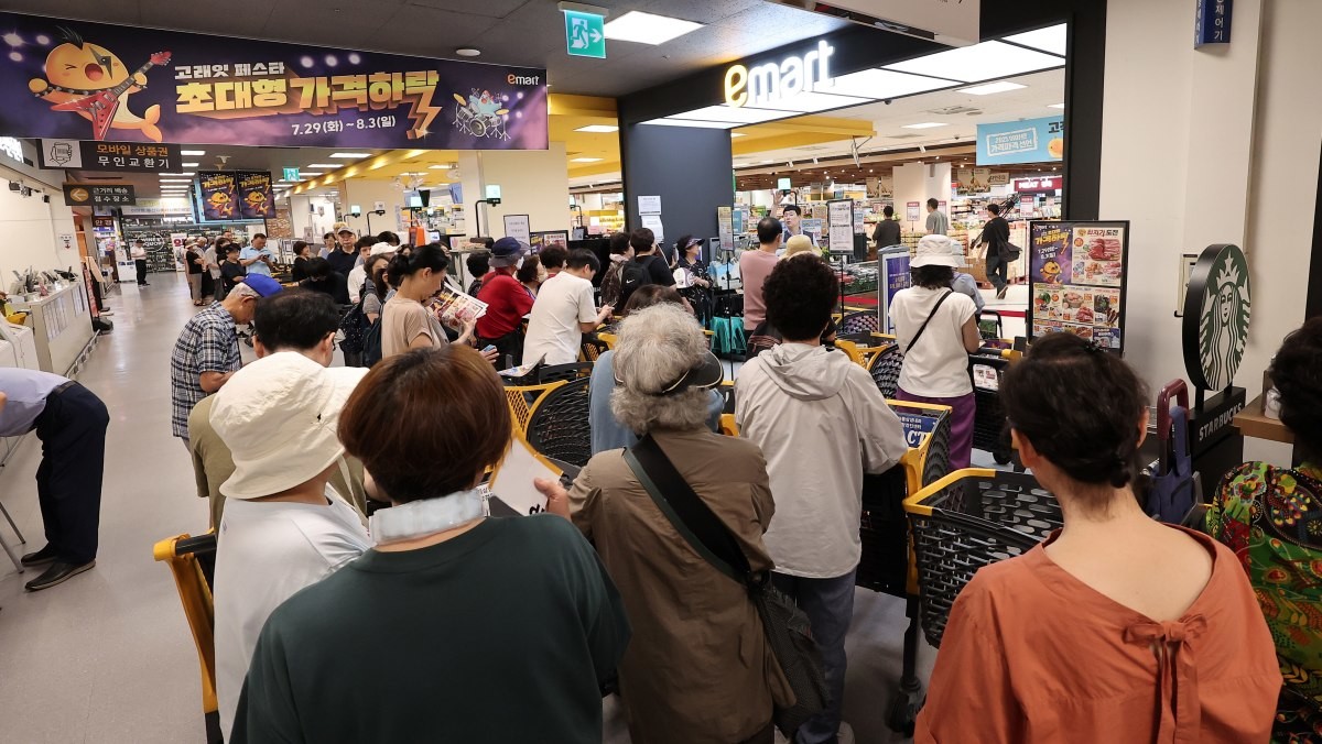 서울 이마트 용산점에서 고객들이 입장을 기다리고 있다. / 뉴스1