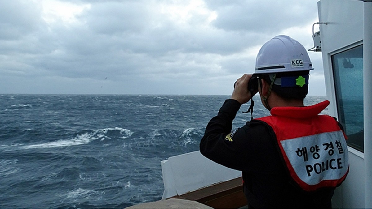 어청도 인근 해역을 살펴보는 해경 자료 사진 / 뉴스1
