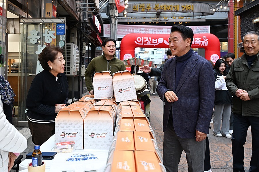 김동근 시장이 11월 8일 ‘제18회 의정부 부대찌개축제’에서 상인들과 소통하고 있다