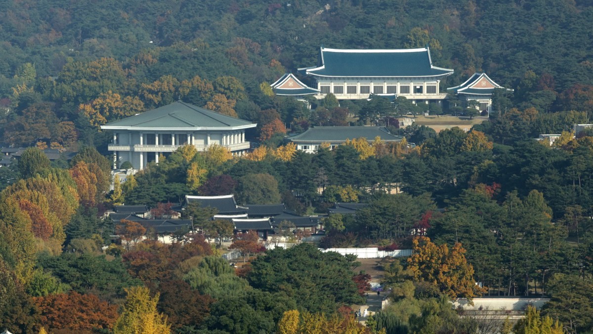 지난 7일 서울 외교부 청사에서 바라본 청와대 일대에 단풍이 절정을 이루고 있다. / 뉴스1