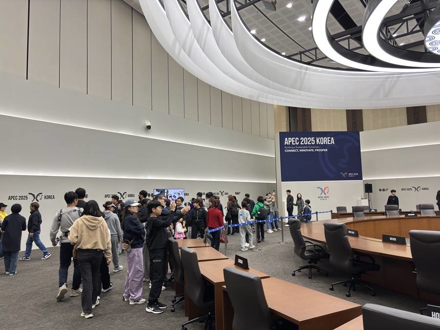 지난 9일 경주화백컨벤션센터 3층 기념촬영장을 찾은 시민들이 APEC 정상회의 당시의 공간을 관람하며 현장의 분위기를 직접 느끼고 있다./경주시