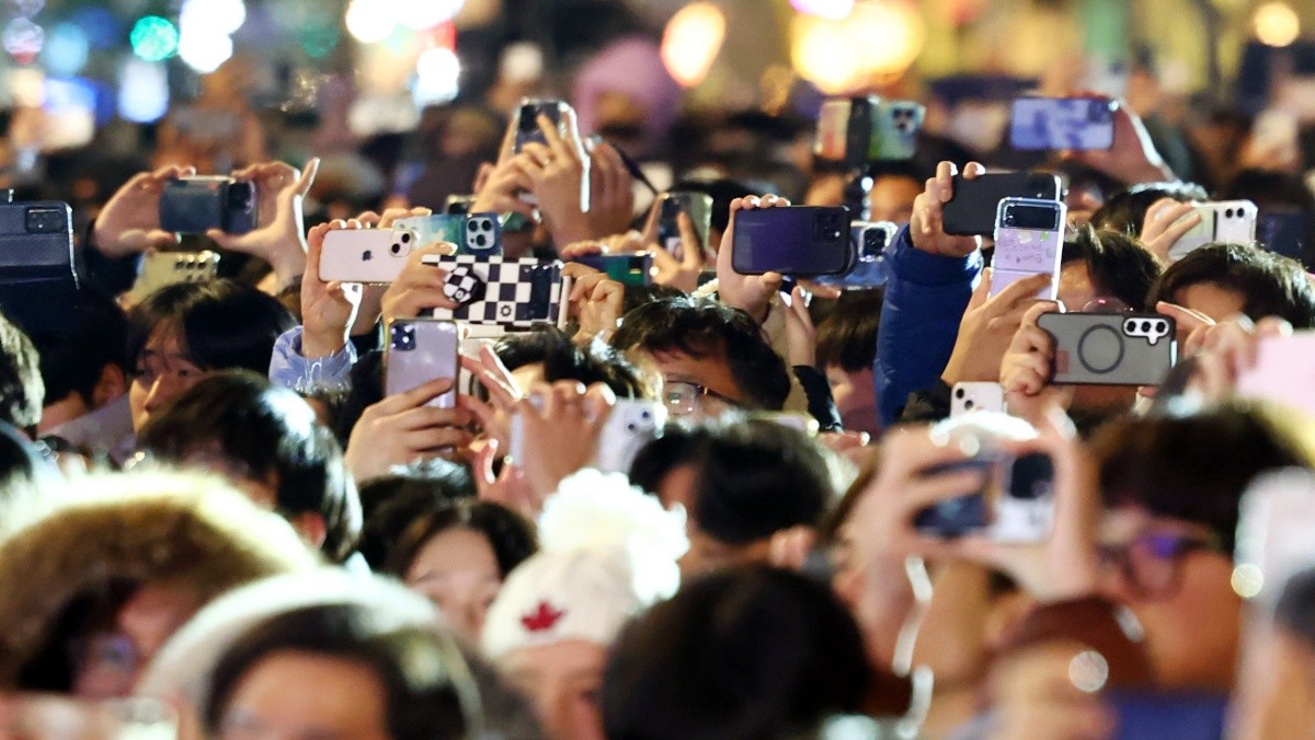 제야의 종 타종행사를 찾은 시민들이 타종 장면을 촬영하고 있다. / 뉴스1