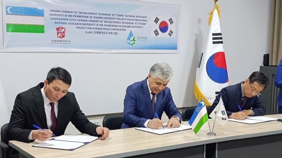 계명문화대, TIIAME 국립연구대, 영국문화원 세 기관 관계자들이  우즈베키스탄 타슈켄트에서 3자간 업무협약을 맺고 있다. / 계명문화대 제공